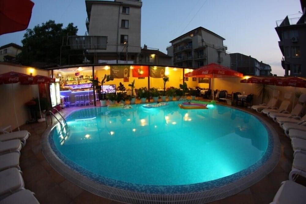 Italia Hotel ネセバル エクステリア 写真